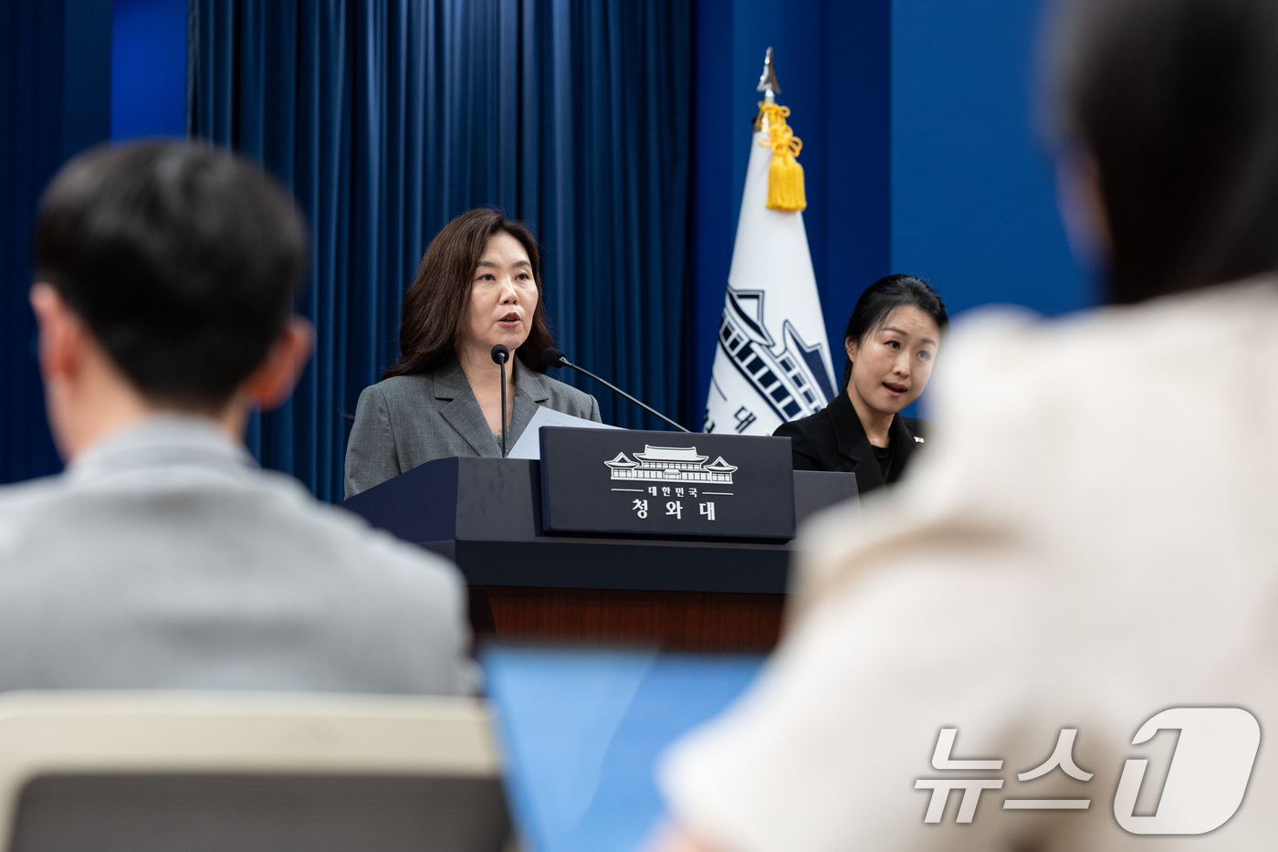 (서울=뉴스1) 이재명 기자 = 강유정 수석대변인이 15일 청와대 춘추관에서 이재명 대통령 지시사항 관련 브리핑을 하고 있다. 2026.7.15/뉴스1