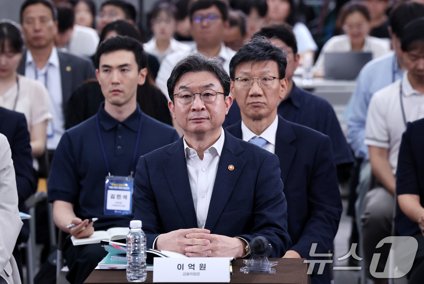 (서울=뉴스1) 박지혜 기자 = 이억원 금융위원장이 15일 서울 중구 은행회관 국제회의실에서 열린 부동산 금융정책 국민의견 경청 토론회에서 패널 토론을 경청하고 있다. 2026.7 …