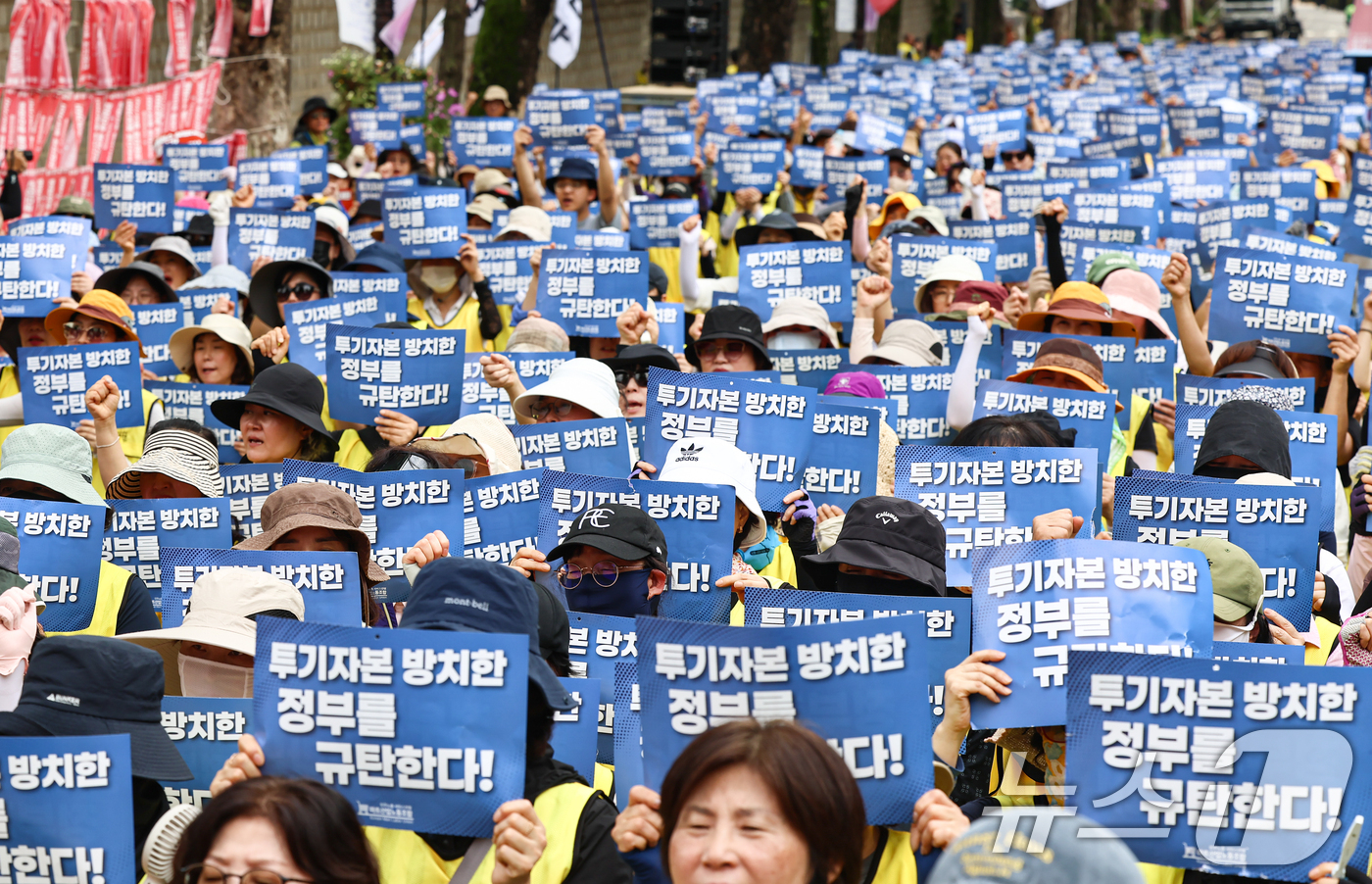 (서울=뉴스1) 김도우 기자 = 15일 서울 종로구 청와대 앞에서 열린 홈플러스 노동자·상인 총궐기대회에서 참석자들이 구호를 외치고 있다. 2026.7.15/뉴스1