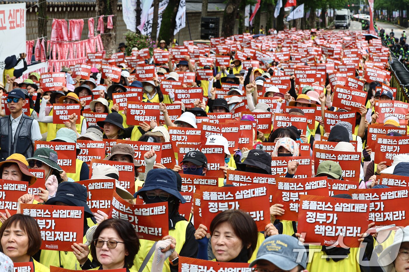 본문 이미지 - 15일 서울 종로구 청와대 앞에서 열린 홈플러스 노동자·상인 총궐기대회에서 참석자들이 구호를 외치고 있다. 2026.7.15 ⓒ 뉴스1 김도우 기자