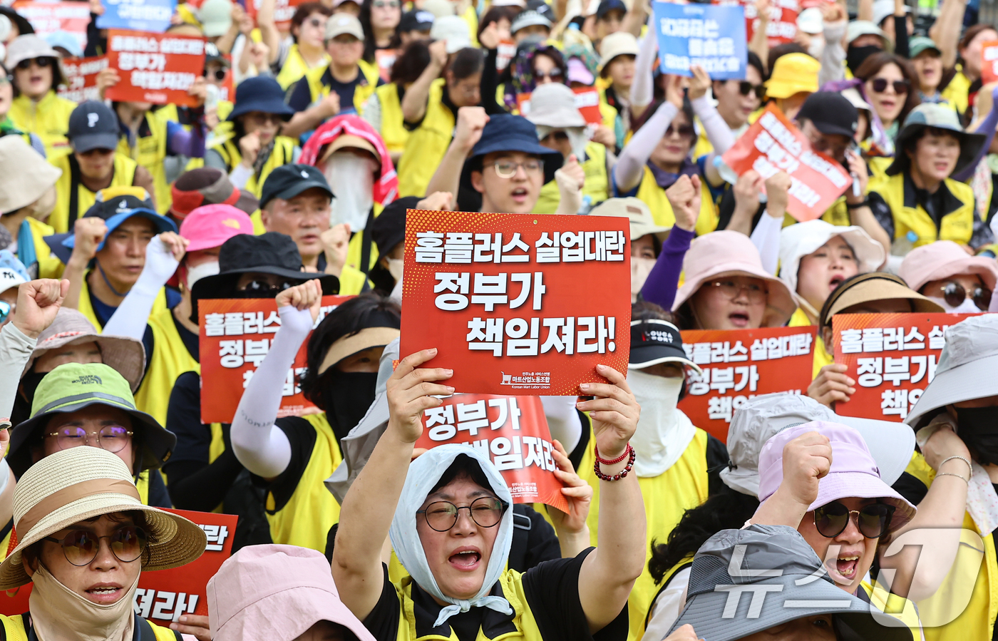 (서울=뉴스1) 김도우 기자 = 15일 서울 종로구 청와대 앞에서 열린 홈플러스 노동자·상인 총궐기대회에서 참석자들이 구호를 외치고 있다. 2026.7.15/뉴스1