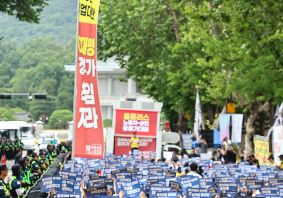 청와대 앞에 모인 홈플러스 노동자·상인들