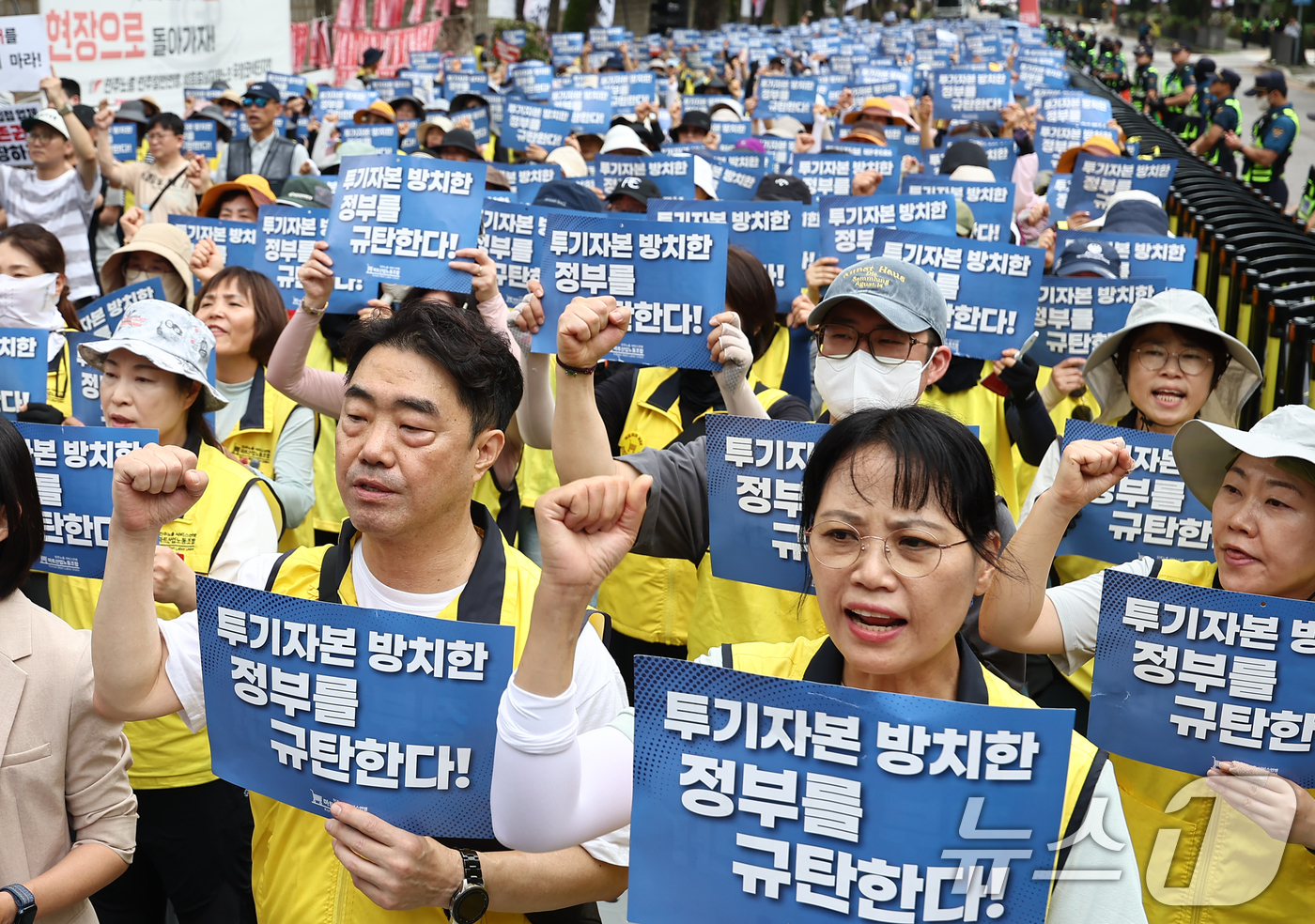 (서울=뉴스1) 김도우 기자 = 15일 서울 종로구 청와대 앞에서 열린 홈플러스 노동자·상인 총궐기대회에서 참석자들이 구호를 외치고 있다. 2026.7.15/뉴스1