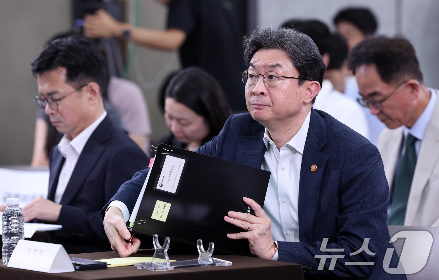 (서울=뉴스1) 박지혜 기자 = 이억원 금융위원장이 15일 서울 중구 은행회관 국제회의실에서 열린 부동산 금융정책 국민의견 경청 토론회에 참석하고 있다. 2026.7.15/뉴스1