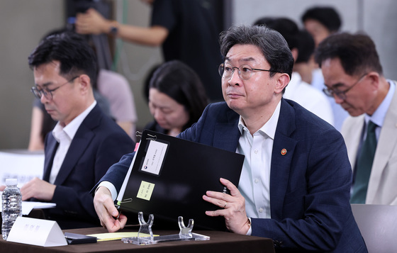 부동산 금융정책 국민의견 경청 토론회 참석한 이억원 위원장