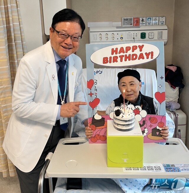 본문 이미지 - 김이수 중앙대광명병원 암병원장이 생일을 맞은 환자를 위해 깜짝 파티를 한 후 환하게 웃고 있다. (병원 제공)