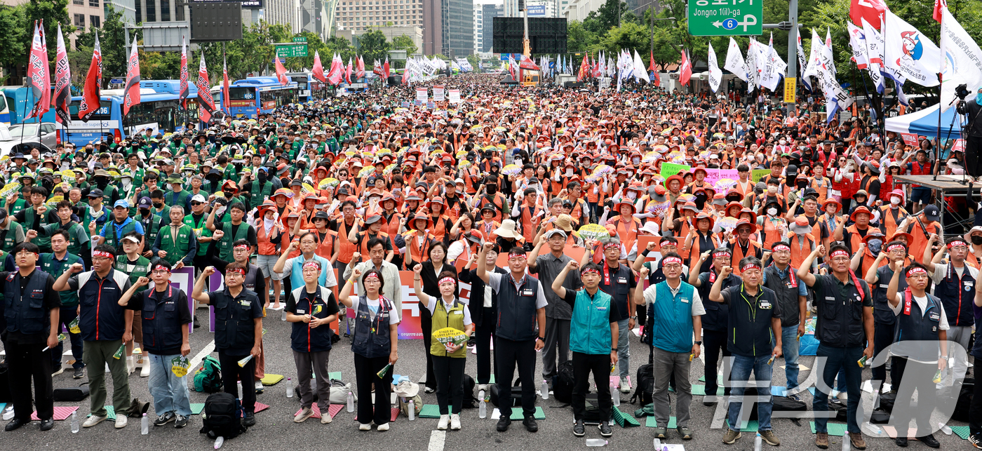 (서울=뉴스1) 이호윤 기자 = 민주노총 조합원들이 15일 서울 종로구 동화면세점 앞에서 열린 7·15 총파업대회에서 구호를 외치고 있다. 2026.7.15/뉴스1