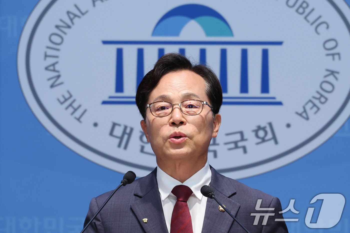 (서울=뉴스1) 신웅수 기자 = 윤용근 국민의힘 의원이 15일 서울 여의도 국회 소통관에서 임신중절약 '미프진' 제도 개선 필요성을 언급한 이재명 대통령 규탄 기자회견을 하고 있다 …