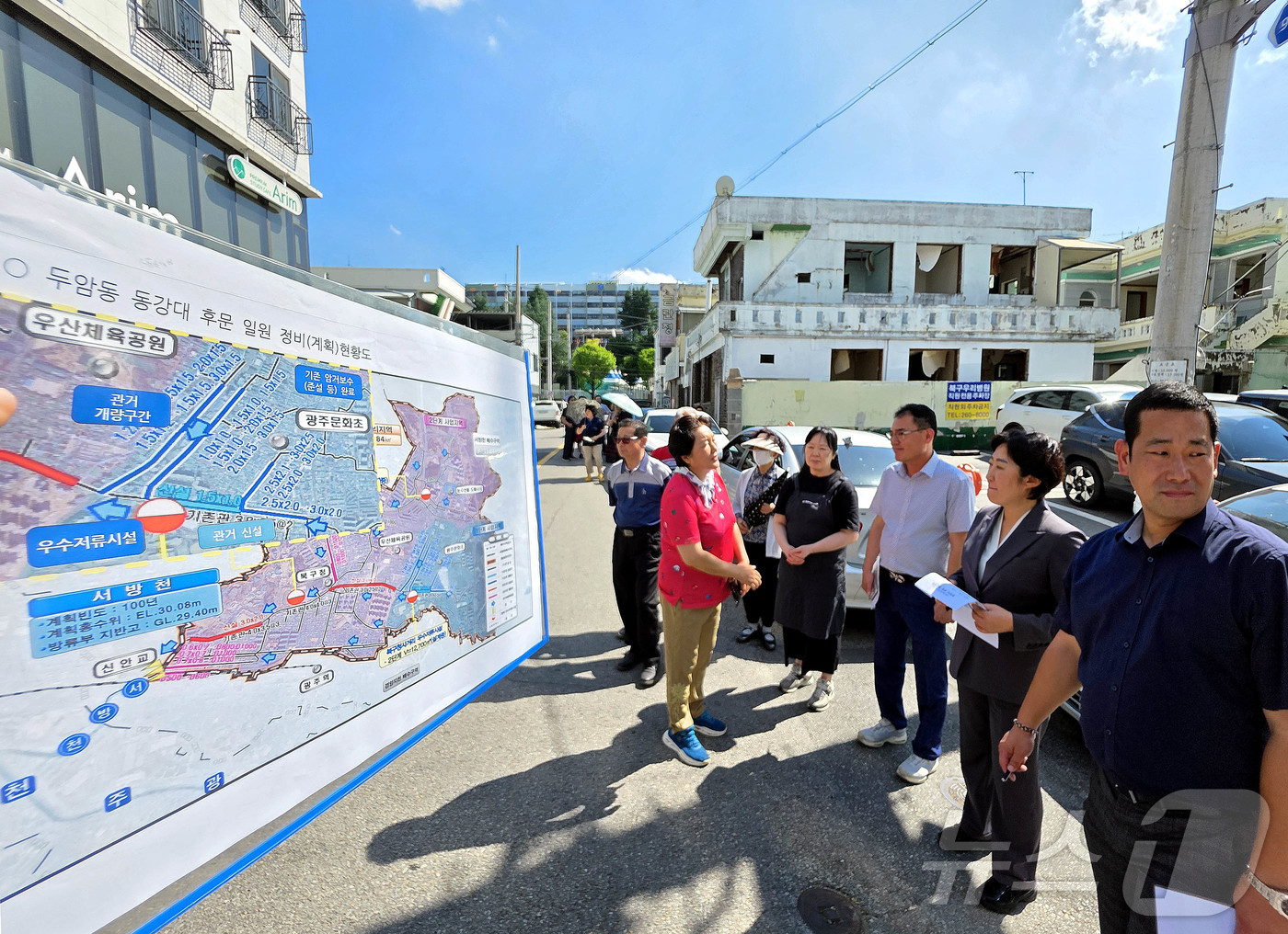 (전남광주=뉴스1) = 15일 전남광주통합특별시 북구 두암1동 호우침수취약지역에서 신수정 북구청장이 인근 주민들의 애로사항을 청취하고 집중 호우 시 대책 마련 긴급 점검을 실시하고 …