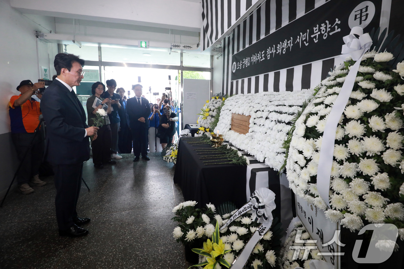 (청주=뉴스1) 김용빈 기자 = 김민석 전 국무총리가 오송참사 3주기인 15일 충북 청주시청 시민분향소를 찾아 추모하고 있다. 2026.7.15/뉴스1
