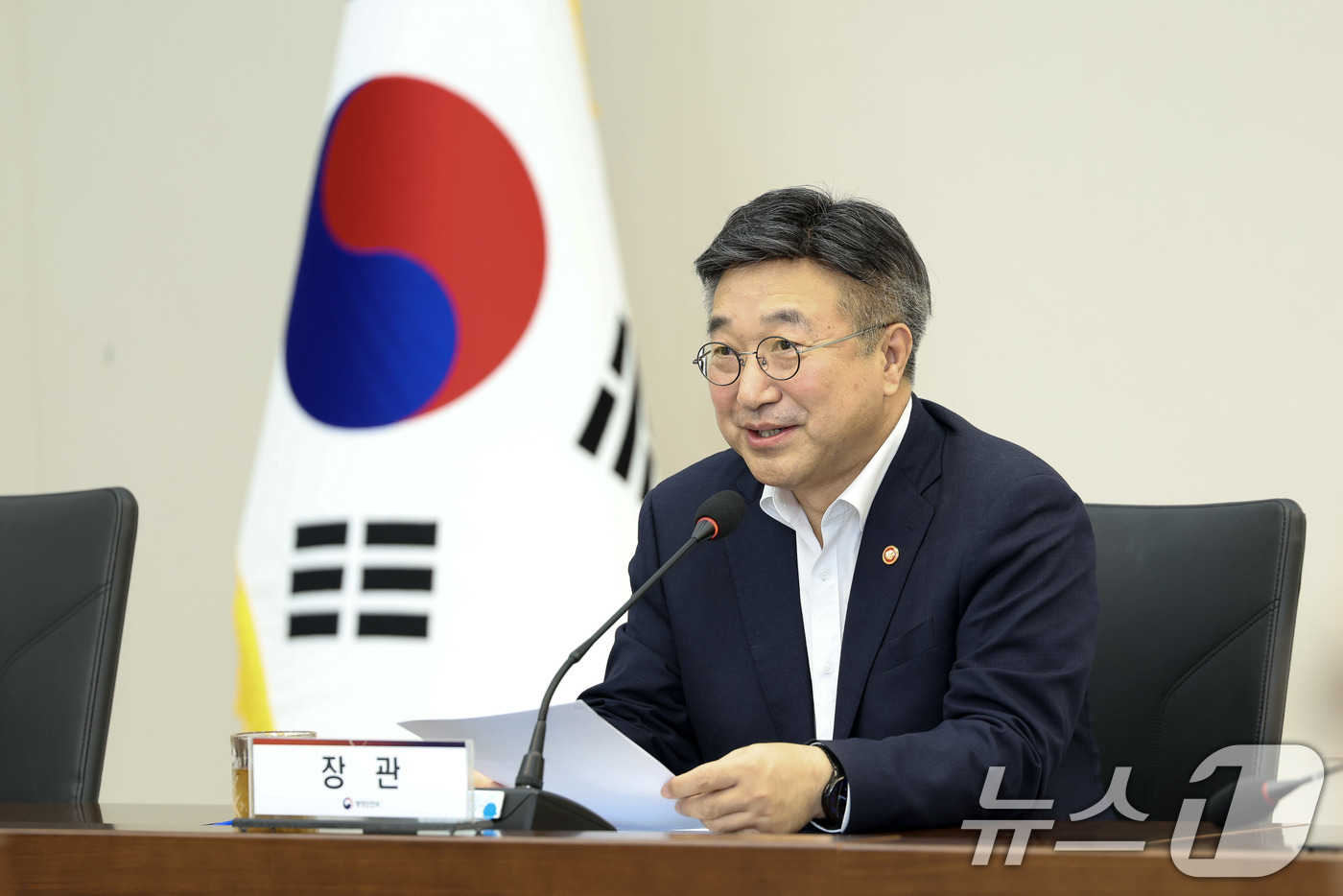(서울=뉴스1) = 윤호중 행정안전부 장관이 15일 오후 세종시 정부세종청사에서 열린 '2026년 제3차 특별성과포상금 수여식'에서 인사말을 하고 있다. (행정안전부 제공. 재판매 …