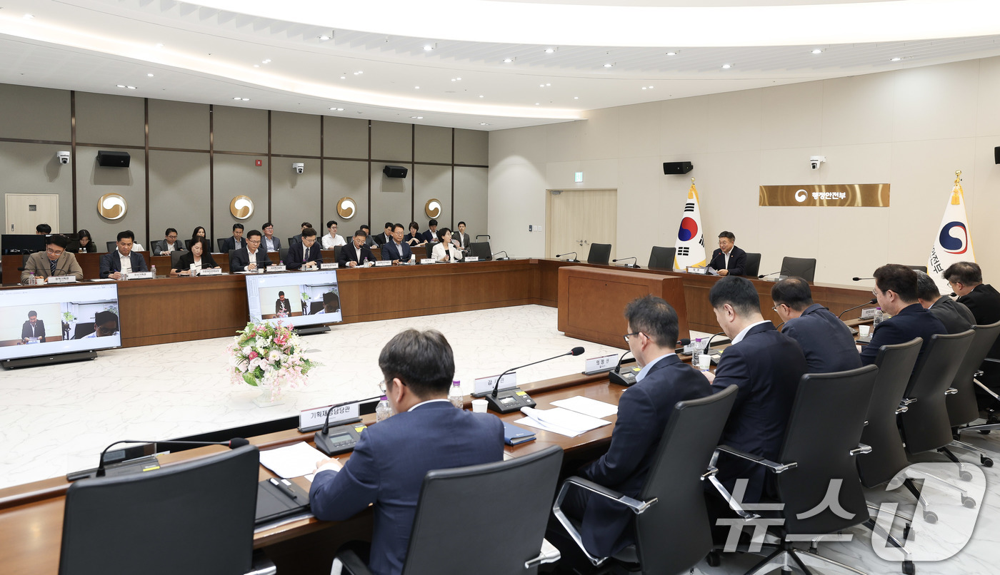 (서울=뉴스1) = 윤호중 행정안전부 장관이 15일 오후 세종시 정부세종청사에서 열린 '2026년 제3차 특별성과포상금 수여식'에서 인사말을 하고 있다. (행정안전부 제공. 재판매 …