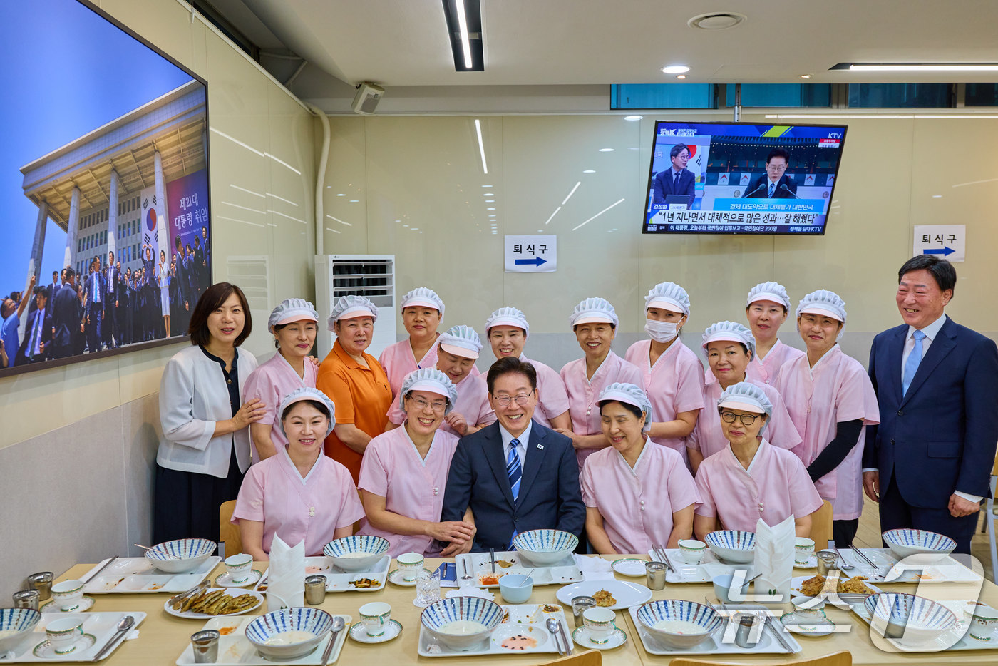 (서울=뉴스1) 이재명 기자 = 이재명 대통령이 15일 청와대 구내식당을 찾아 직원들과 기념촬영을 하고 있다. (청와대 제공. 재판매 및 DB 금지) 2026.7.15/뉴스1