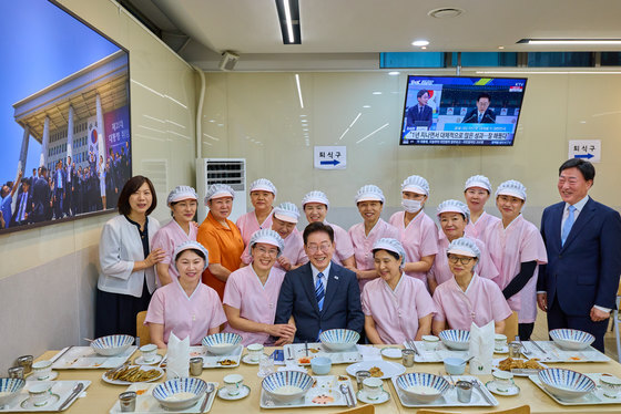 청와대 구내식당 찾은 이재명 대통령