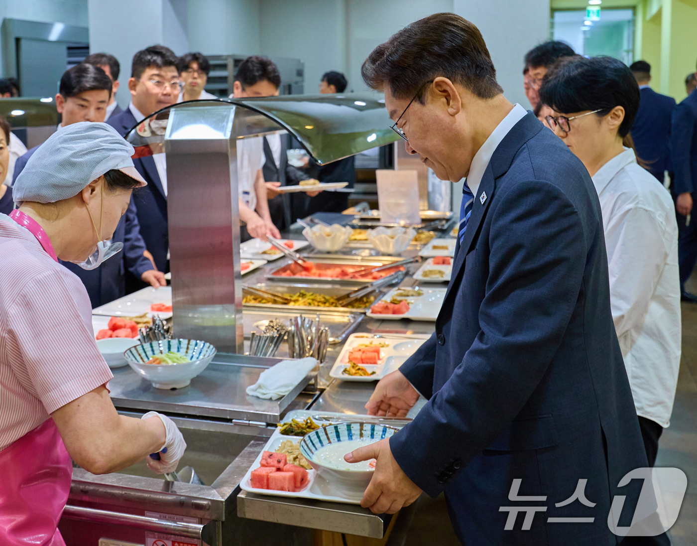 (서울=뉴스1) 이재명 기자 = 이재명 대통령이 15일 청와대 구내식당에서 직원들과 격려 오찬을 하기 위해 배식 받고 있다. (청와대 제공. 재판매 및 DB 금지) 2026.7.1 …