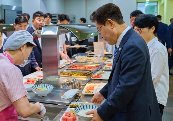청와대 구내식당 찾은 이재명 대통령