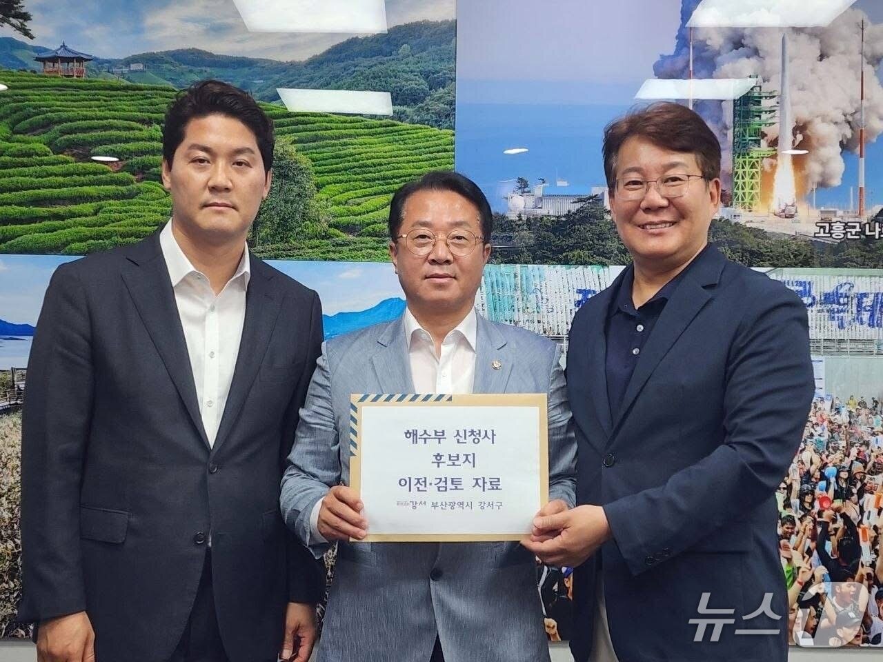 본문 이미지 - 박상준 부산 강서구청장과 변성완 더불어민주당 부산시당위원장이 문금주 국회의원에 '해수부 신청사 후보지 이전·검토 자료'를 전달하고 기념촬영을 하고 있다. (변성완 SNS 캡처. 재판매 및 DB금지)