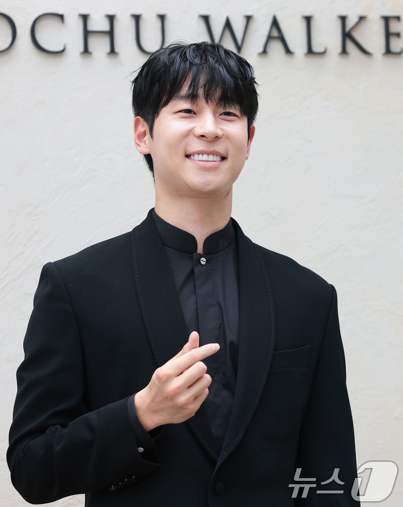 (서울=뉴스1) 권현진 기자 = 바이올리니스트 대니 구가 15일 오후 서울 강남구 도산공원 인근에 위치한 패션 브랜드 ‘브로슈 워커’ 첫 플래그십 스토어 오픈 행사에 참석해 포즈를 …