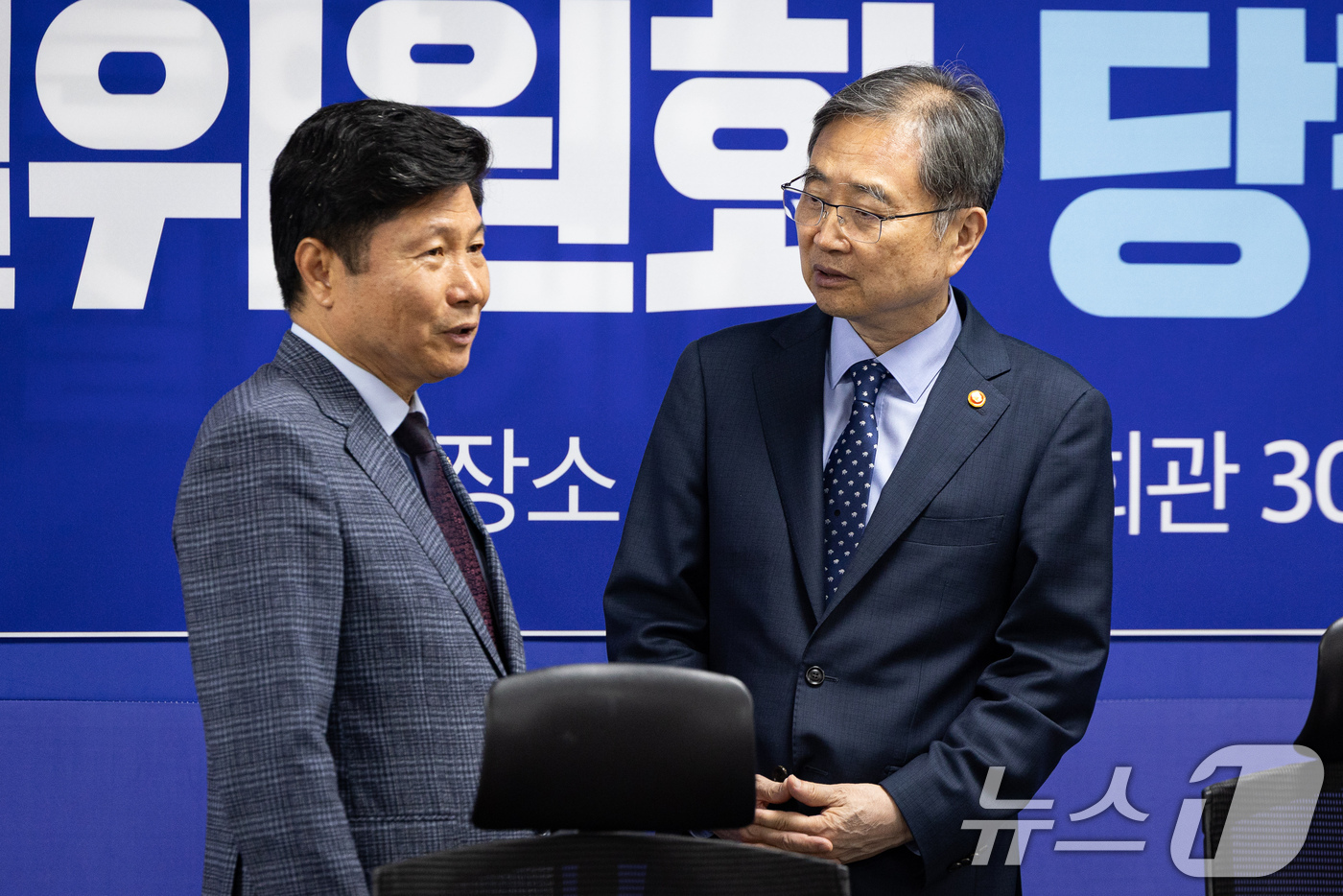(서울=뉴스1) 유승관 기자 = 국회 외교통일위원회 홍기원 더불어민주당 간사(왼쪽)와 조현 외교부 장관이 15일 서울 여의도 국회 의원회관에서 열린 외교통일위원회 당정협의에 앞서 …