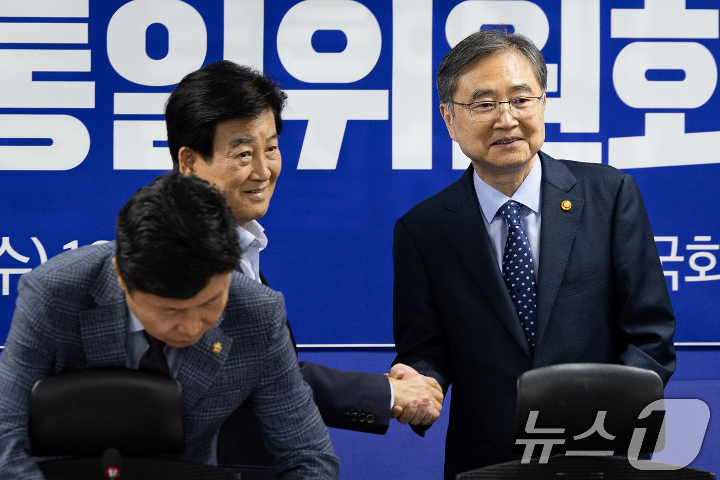 (서울=뉴스1) 유승관 기자 = 정동영 통일부 장관(왼쪽)과 조현 외교부 장관이 15일 서울 여의도 국회 의원회관에서 열린 더불어민주당 외교통일위원회 당정협의에 참석해 인사하고 있 …