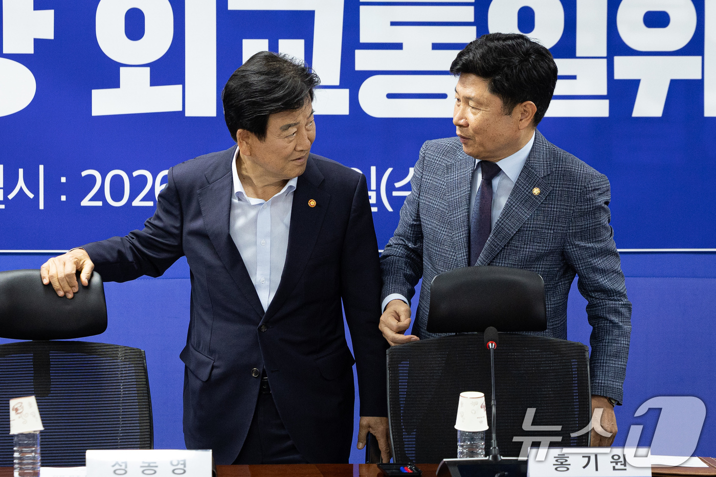 (서울=뉴스1) 유승관 기자 = 국회 외교통일위원회 홍기원 더불어민주당 간사(오른쪽)와 정동영 통일부 장관이 15일 서울 여의도 국회 의원회관에서 열린 외교통일위원회 당정협의에 앞 …