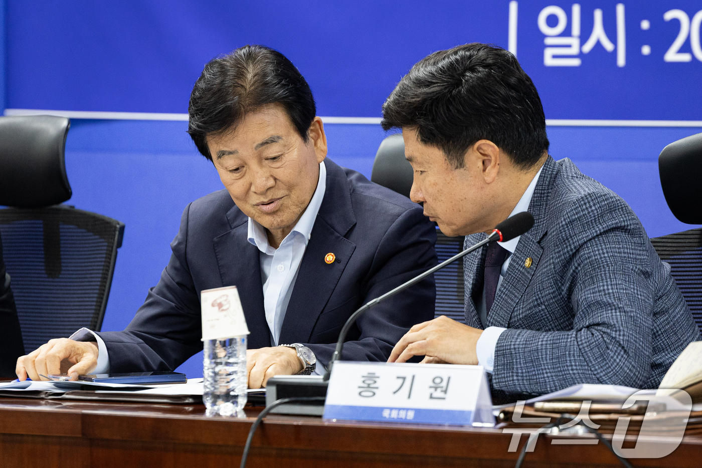 (서울=뉴스1) 유승관 기자 = 국회 외교통일위원회 홍기원 더불어민주당 간사(오른쪽)와 정동영 통일부 장관이 15일 서울 여의도 국회 의원회관에서 열린 외교통일위원회 당정협의에서 …