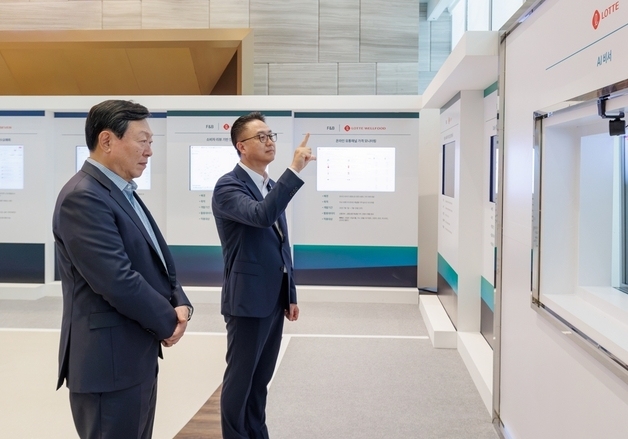 신동빈 "10년간 그룹 경쟁력 정체"…'본원적 경쟁력 강화' 당부