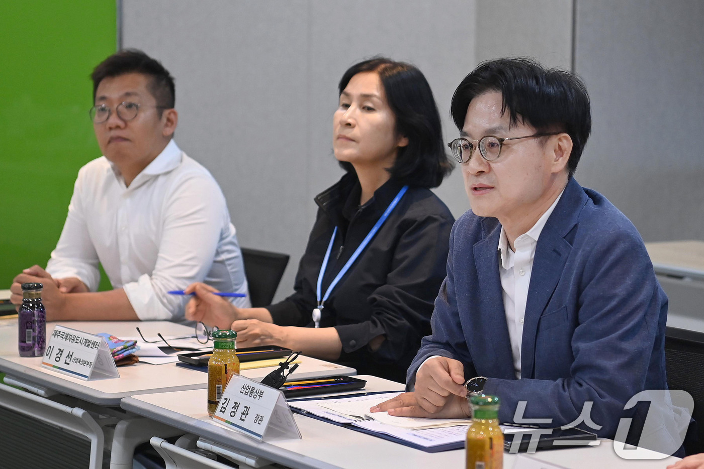 (서울=뉴스1) = 김정관 산업통상부 장관이 15일 제주시 제주첨단과학기술단지에서 제주국제자유도시개발센터, 한화시스템, 페리지에어로스페이스, 카카오, 유씨엘 등 제주 지역 소재 첨 …