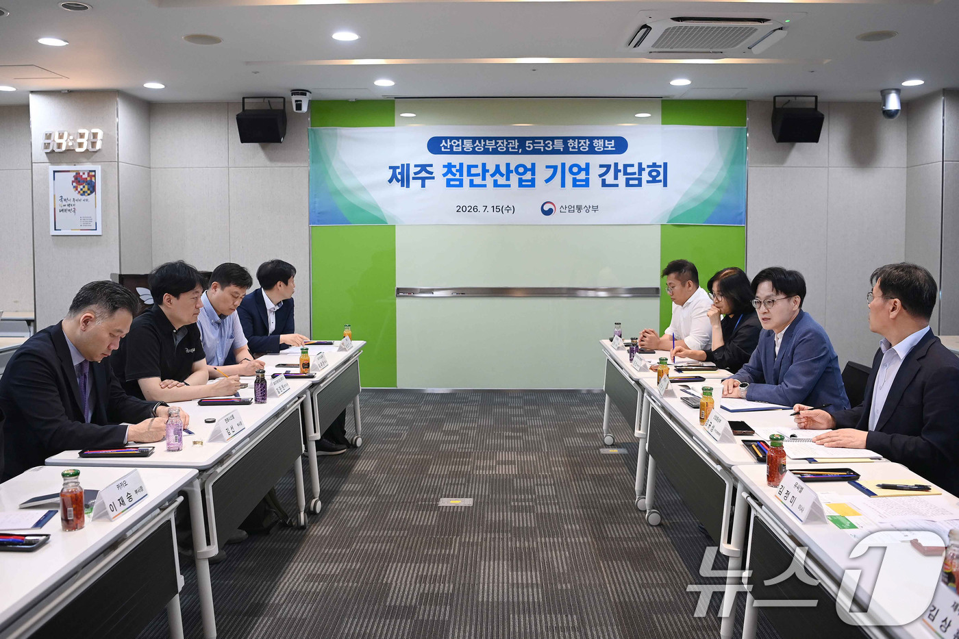 (서울=뉴스1) = 김정관 산업통상부 장관이 15일 제주시 제주첨단과학기술단지에서 제주국제자유도시개발센터, 한화시스템, 페리지에어로스페이스, 카카오, 유씨엘 등 제주 지역 소재 첨 …