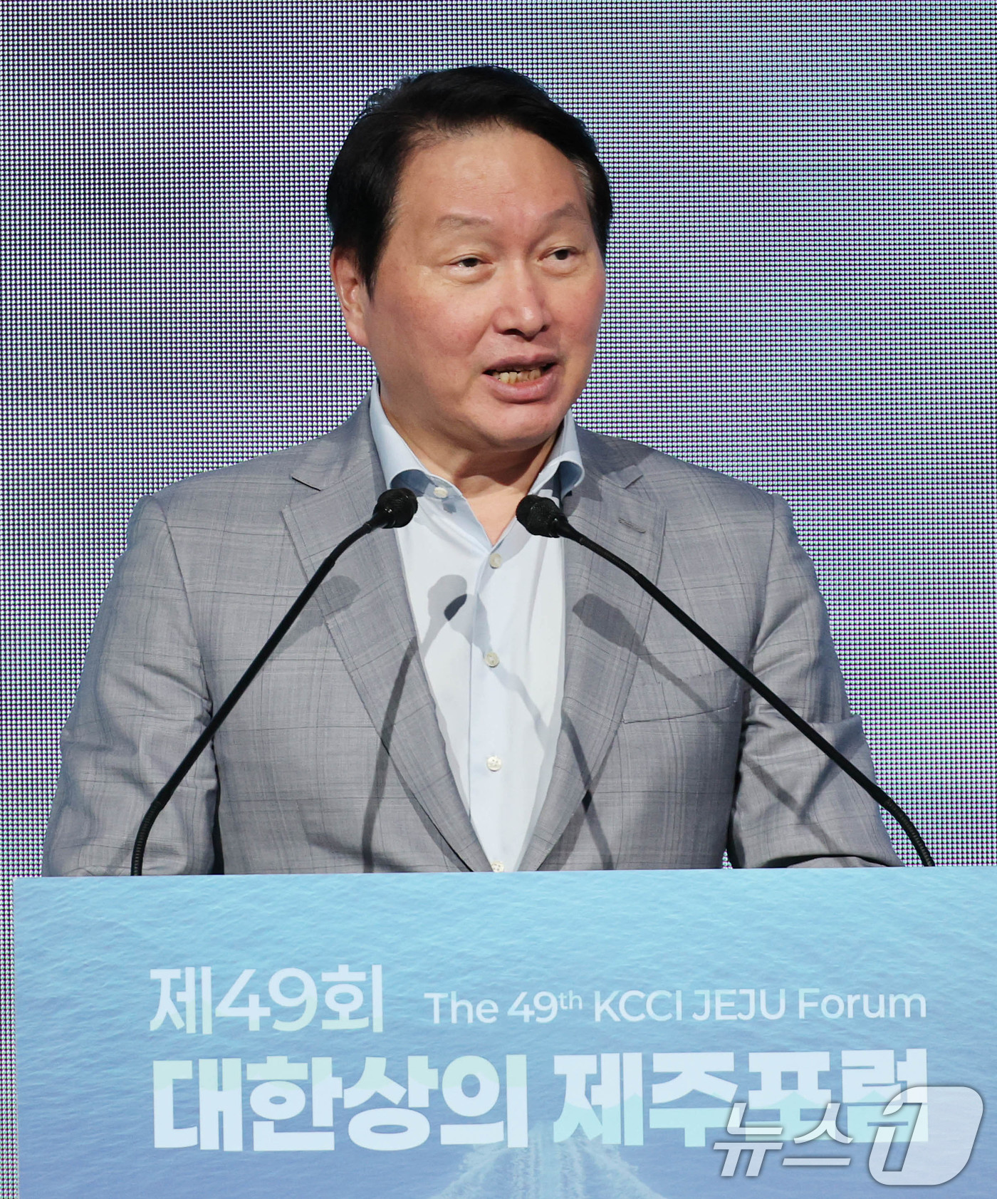 (서울=뉴스1) = 최태원 대한상의 회장이 15일 제주 신라호텔에서 열린 ‘제49회 대한상의 제주포럼’에서 개회사를 하고 있다. (대한상의 제공. 재판매 및 DB 금지) 2026. …