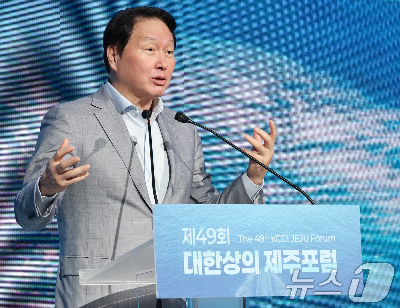 본문 이미지 - 최태원 대한상의 회장이 15일 제주 신라호텔에서 열린 ‘제49회 대한상의 제주포럼’에서 개회사를 하고 있다. (대한상의 제공. 재판매 및 DB 금지) 2026.7.15 ⓒ 뉴스1