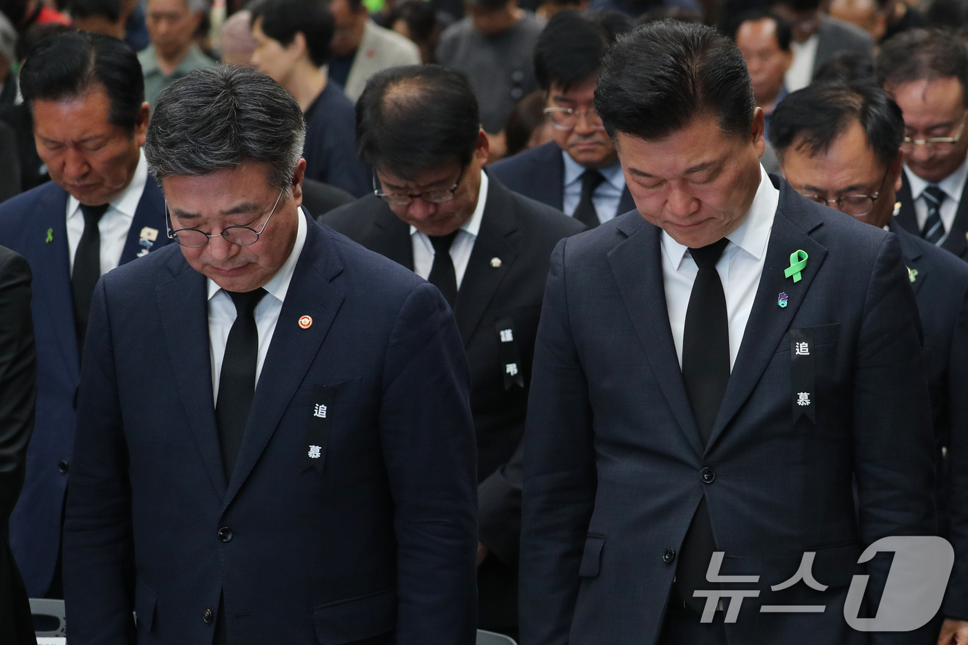 (청주=뉴스1) 김용빈 기자 = 윤호중 행정안전부 장관과 신용한 충북지사가 15일 충북도청 대회의실에서 열린 오송 지하차도 참사 3주기 추모식에서 묵념을 하고 있따. 2026.7. …