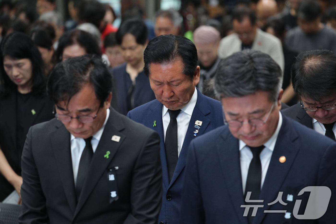 (청주=뉴스1) 김용빈 기자 = 정청래 전 더불어민주당 대표가 15일 충북도청 대회의실에서 열린 오송 지하차도 참사 3주기 추모식에서 묵념을 하고 있따. 2026.7.15/뉴스1