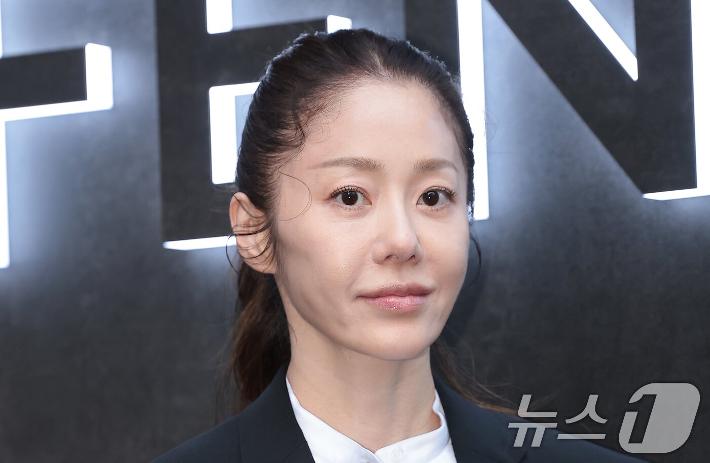 본문 이미지 - 배우 고현정이 15일 오후 서울 강남구 팔라초 펜디 서울에서 열린 마리아 그라치아 키우리의 데뷔 컬렉션 론칭 행사에 참석해 포즈를 취하고 있다. ⓒ 뉴스1 권현진 기자