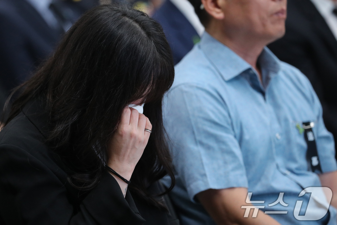 (청주=뉴스1) 김용빈 기자 = 15일 충북도청 대회의실에서 열린 오송 지하차도 참사 3주기 추모식에서 한 유가족이 눈물을 훔치고 있다. 2026.7.15/뉴스1