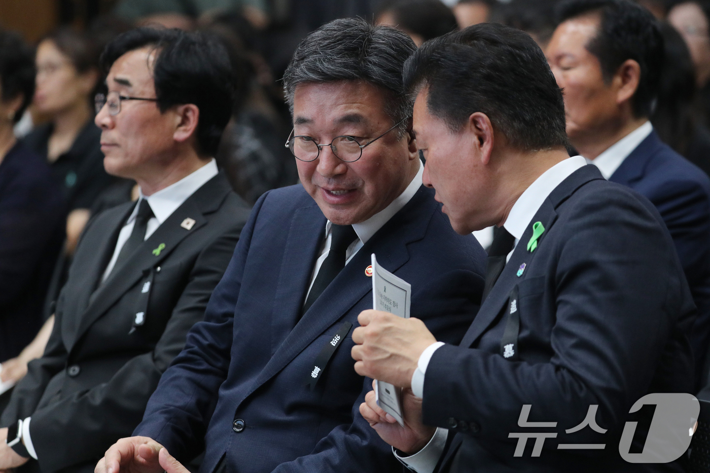 (청주=뉴스1) 김용빈 기자 = 윤호중 행정안전부 장관과 신용한 충북지사가 15일 충북도청 대회의실에서 열린 오송 지하차도 참사 3주기 추모식에서 대화를 하고 있다. 2026.7. …