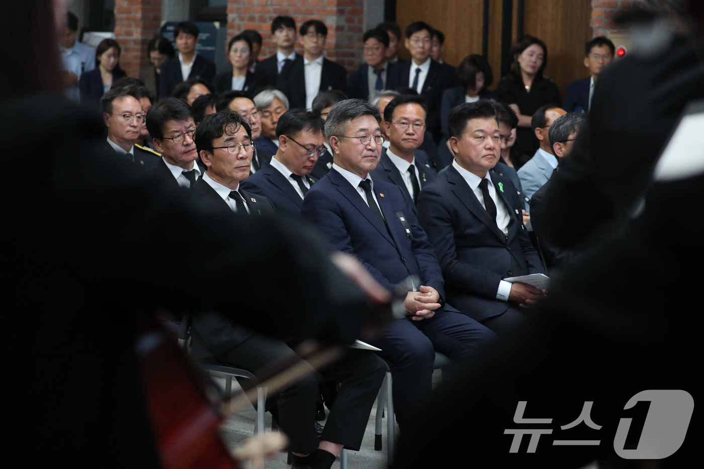(청주=뉴스1) 김용빈 기자 = 윤호중 행안부 장관(가운데)과 전성환 청와대 경청통합수석(왼쪽), 신용한 충북지사가 15일 충북도청 대회의실에서 열린 오송 지하차도 참사 3주기 추 …