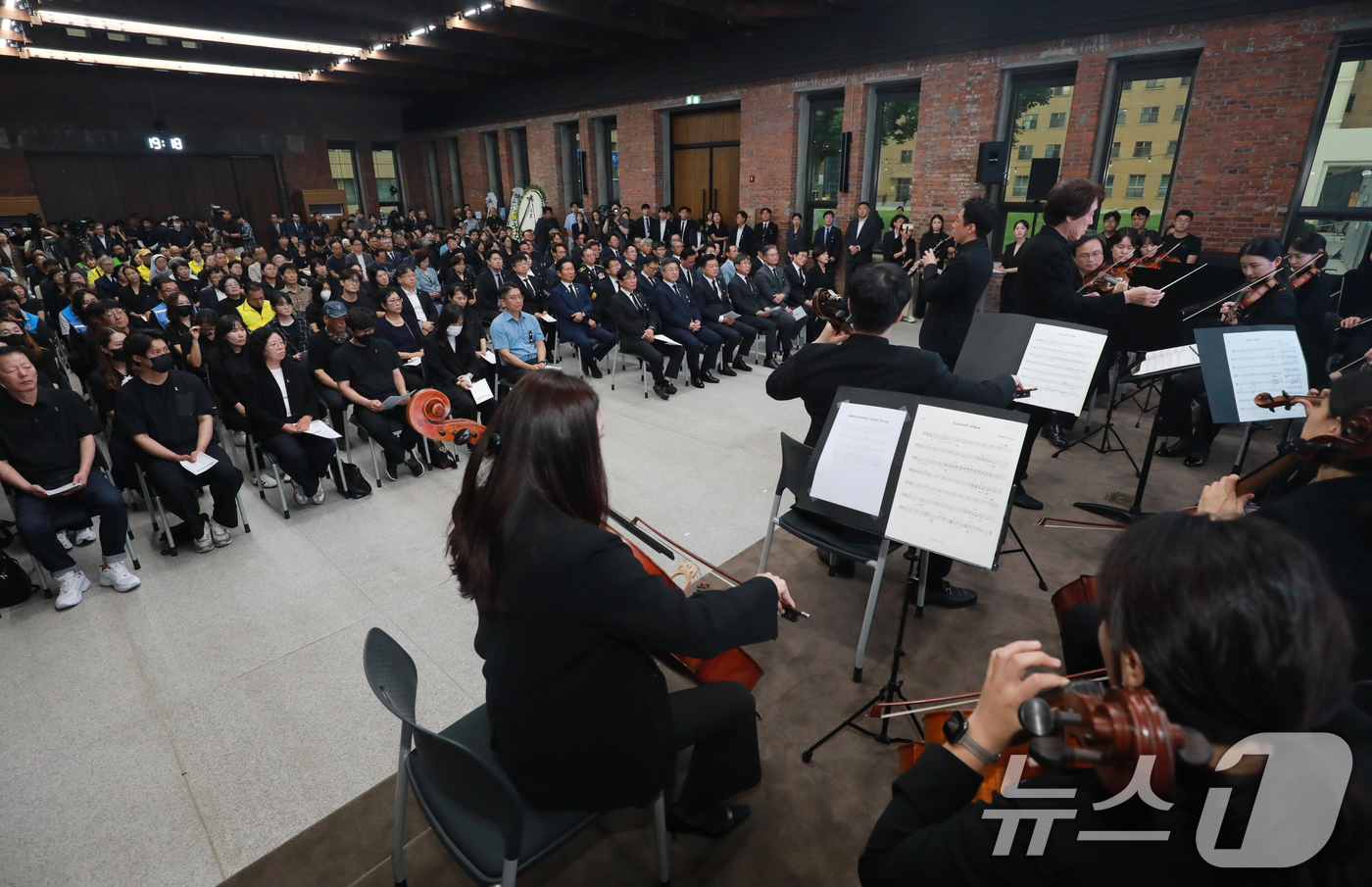 (청주=뉴스1) 김용빈 기자 = 15일 충북도청 대회의실에서 열린 오송 지하차도 참사 3주기 추모식에서 충북도립교향악단의 추모공연이 진행되고 있다. 2026.7.15/뉴스1