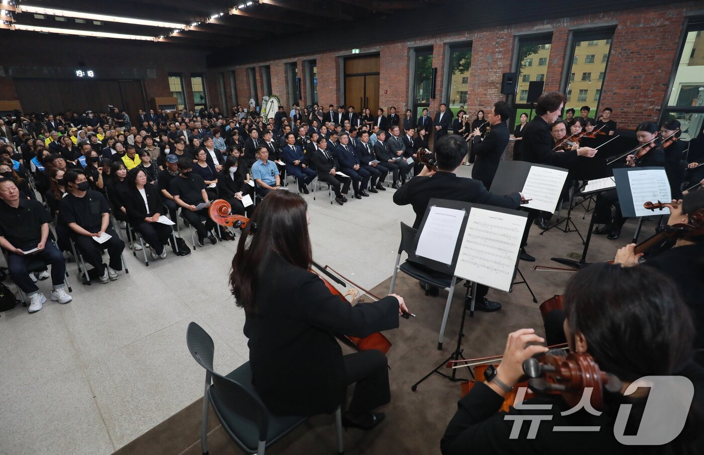 본문 이미지 - 15일 충북도청 대회의실에서 열린 오송 지하차도 참사 3주기 추모식에서 충북도립교향악단의 추모공연이 진행되고 있다. 2026.7.15 ⓒ 뉴스1 김용빈 기자
