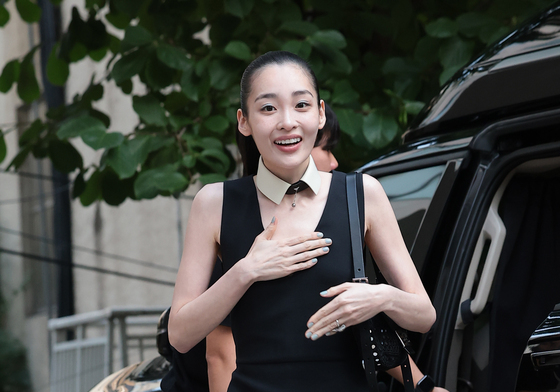 김민하, 예쁜 미소와 함께 입장