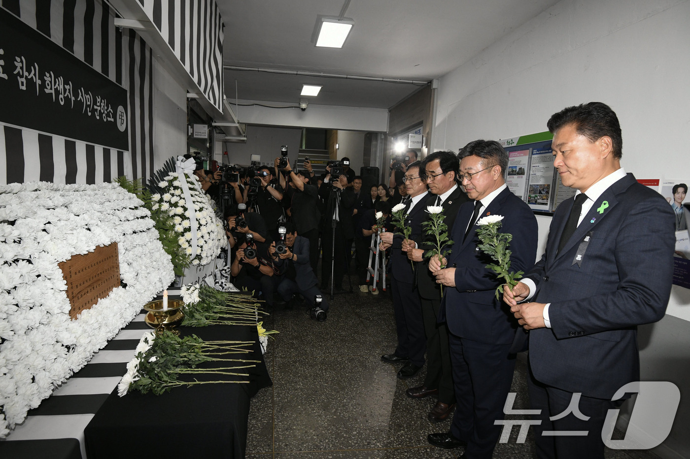 (서울=뉴스1) = 윤호중 행정안전부 장관이 15일 오후 충북 청주시청 임시청사에 마련된 '7.15 오송 지하차도 참사' 시민분향소를 찾아 희생자들을 추모하고 있다.(행정안전부 제 …