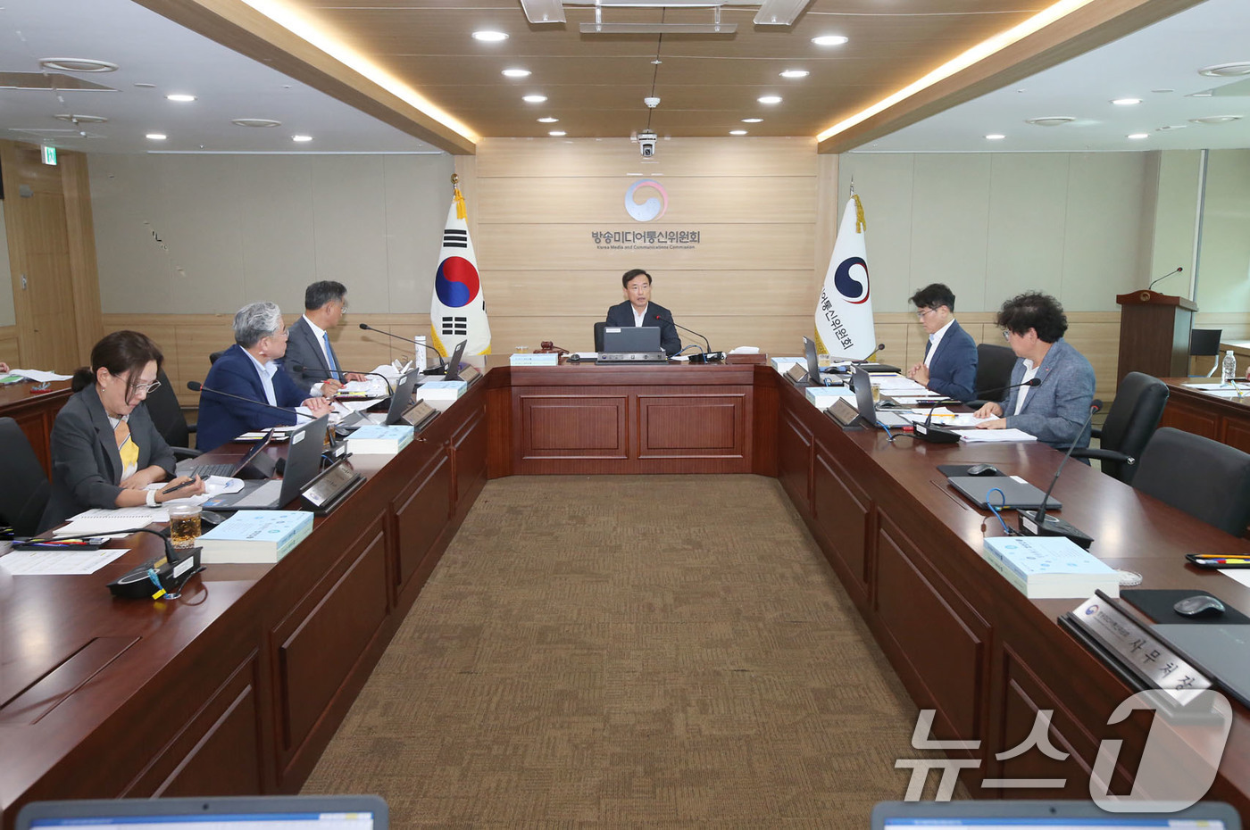 (서울=뉴스1) = 김종철 방송미디어통신위원장이 15일 정부과천청사에서 열린 2026년 제23차 전체회의를 주재하고 있다. (방송미디어통신위원회 제공. 재판매 및 DB금지) 202 …