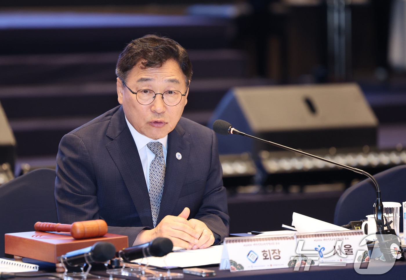 (서울=뉴스1) = 정근식 서울시교육감(대한민국교육감협의회 회장)이 15일 전북 전주 더메이호텔에서 열린 제108회 대한민국교육감협의회 총회에 참석해 발언하고 있다. (서울시교육청 …