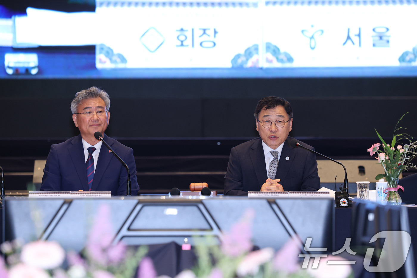 (서울=뉴스1) = 정근식 서울시교육감(대한민국교육감협의회 회장,오른쪽)이 15일 전북 전주 더메이호텔에서 열린 제108회 대한민국교육감협의회 총회에 참석해 발언하고 있다. (서울 …