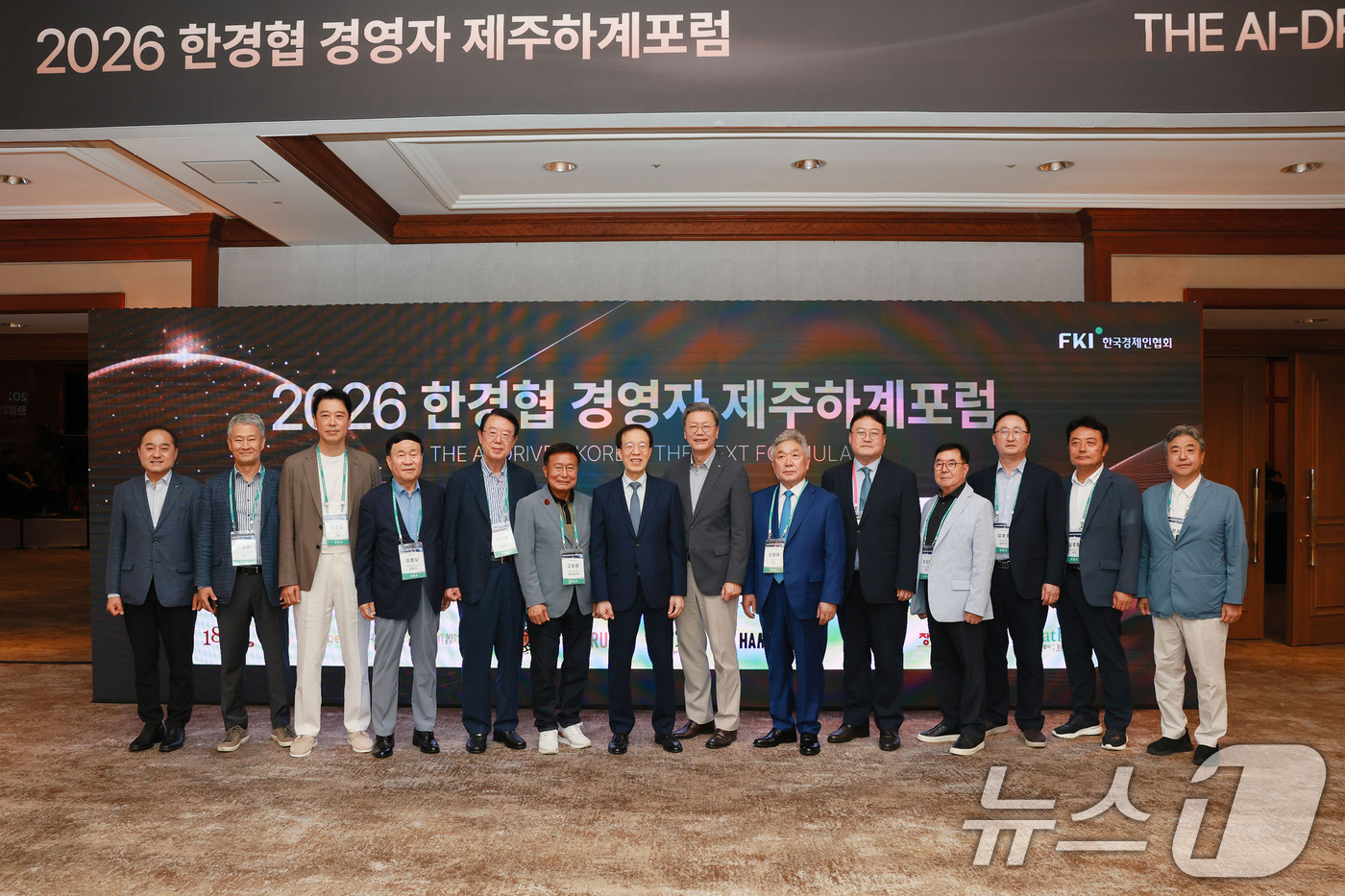(서울=뉴스1) = 이석연 국민통합위원장(왼쪽 일곱번째)과 김창범 한국경제인협회 부회장(여덟번째)을 비롯한 내빈들이 15일 제주시 롯데호텔에서 열린 ‘2026 한경협 경영자 제주하 …