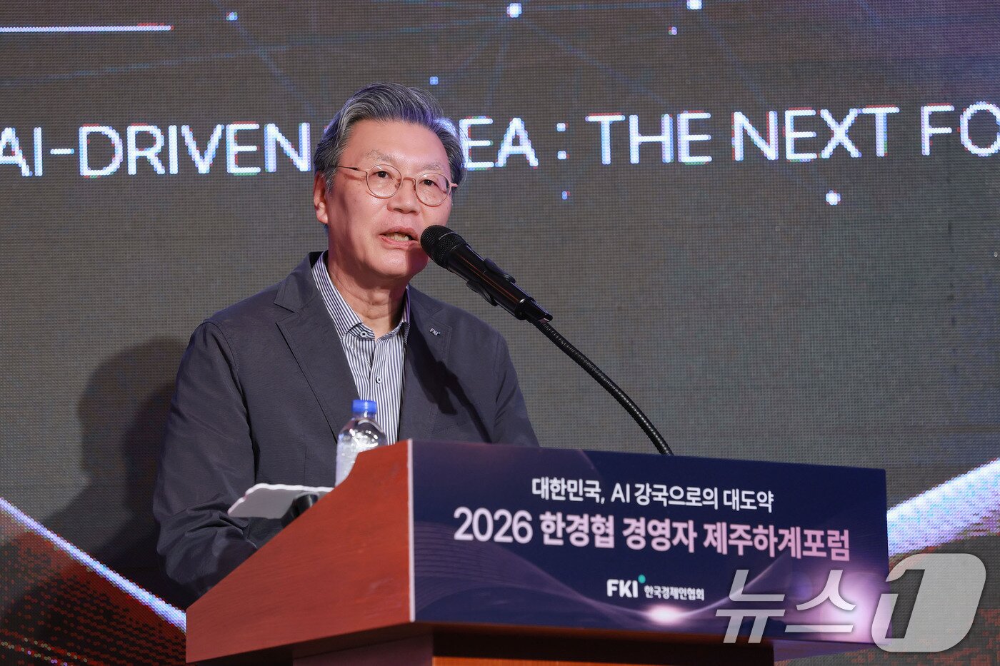 본문 이미지 - 김창범 한국경제인협회 부회장이 15일 제주시 롯데호텔에서 열린 ‘2026 한경협 경영자 제주하계포럼’에서 인사말을 하고 있다.(한국경제인협회 제공. 재판매 및 DB금지) 2026.7.15 ⓒ 뉴스1