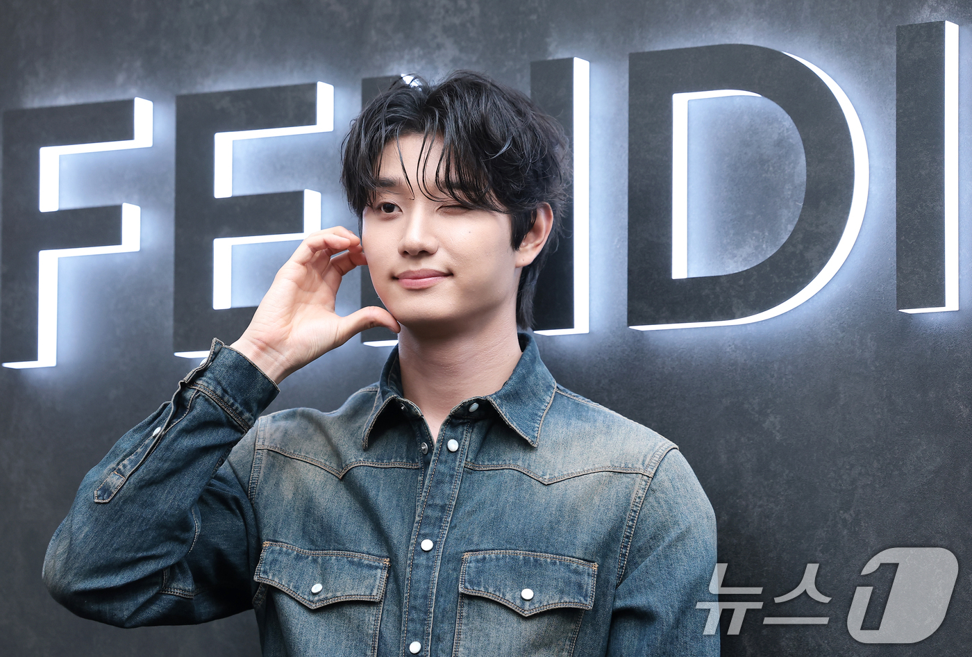 (서울=뉴스1) 권현진 기자 = 배우 김재원이 15일 오후 서울 강남구 팔라초 펜디 서울에서 열린 마리아 그라치아 키우리의 데뷔 컬렉션 론칭 행사에 참석해 포즈를 취하고 있다. 2 …