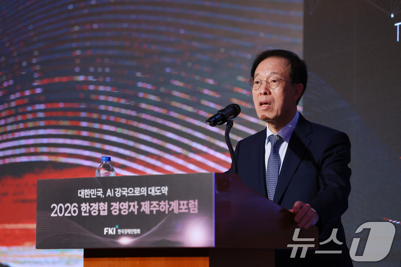 (서울=뉴스1) = 이석연 국민통합위원장이 15일 제주도 롯데호텔에서 열린 ‘2026 한경협 경영자 제주하계포럼’에서 축사를 하고 있다.(한국경제인협회 제공. 재판매 및 DB금지) …