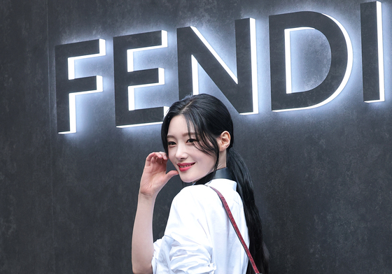 정채연, 청담동을 화사하게