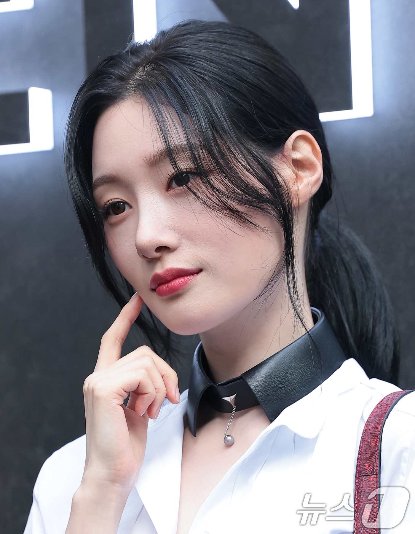 (서울=뉴스1) 권현진 기자 = 배우 정채연이 15일 오후 서울 강남구 팔라초 펜디 서울에서 열린 마리아 그라치아 키우리의 데뷔 컬렉션 론칭 행사에 참석해 포즈를 취하고 있다. 2 …